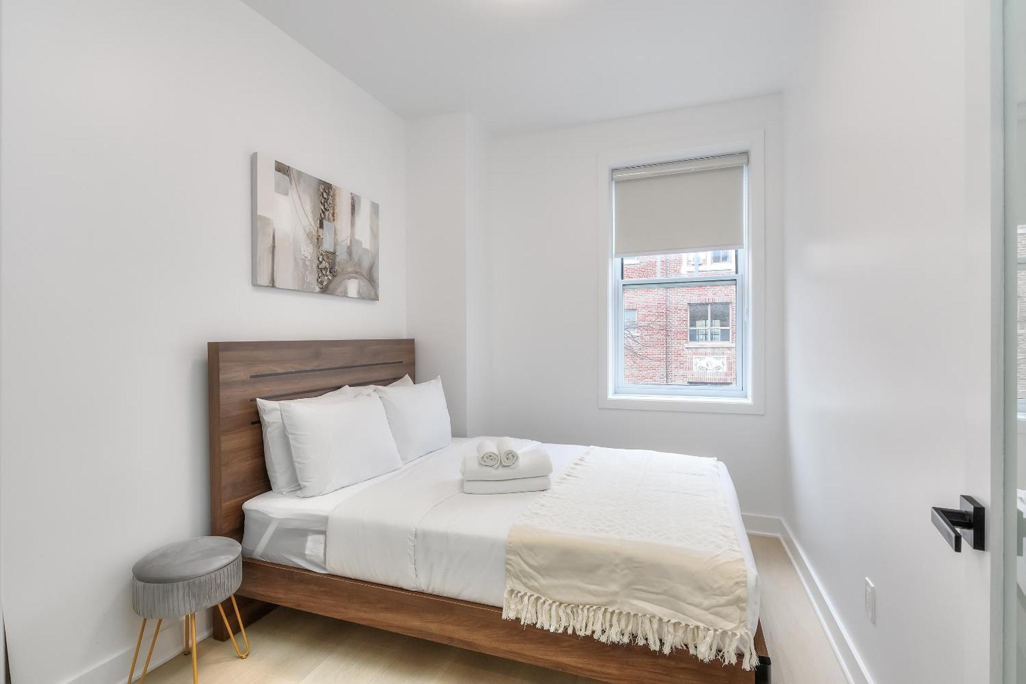 Free Indoor Parking Cozy & Spacious Condo In Heart Of Downtown Монреаль Экстерьер фото