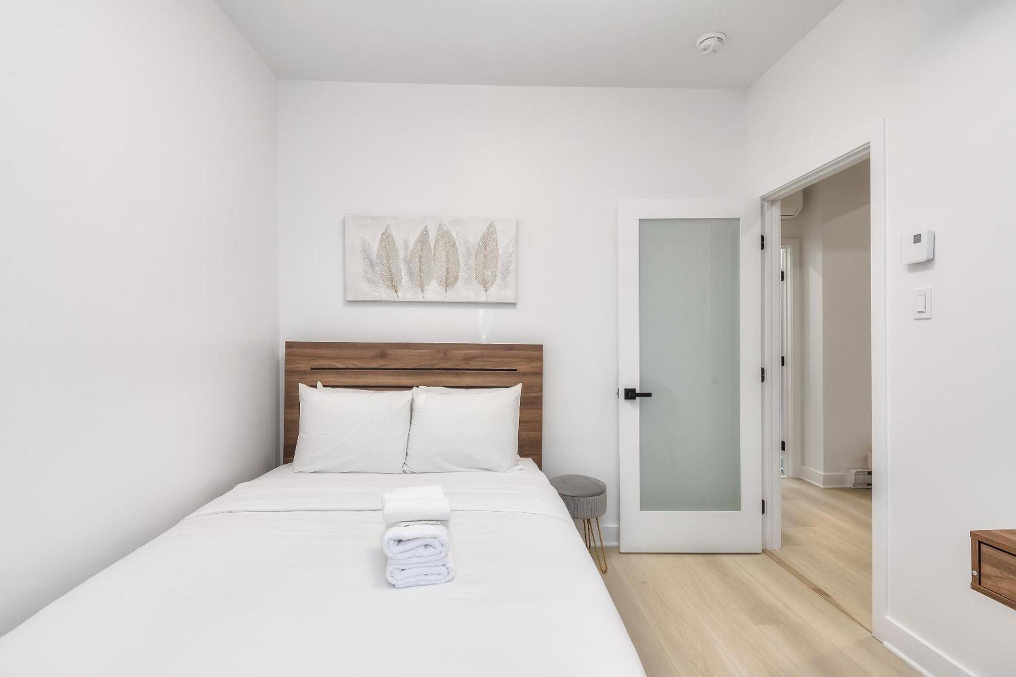 Free Indoor Parking Cozy & Spacious Condo In Heart Of Downtown Монреаль Экстерьер фото