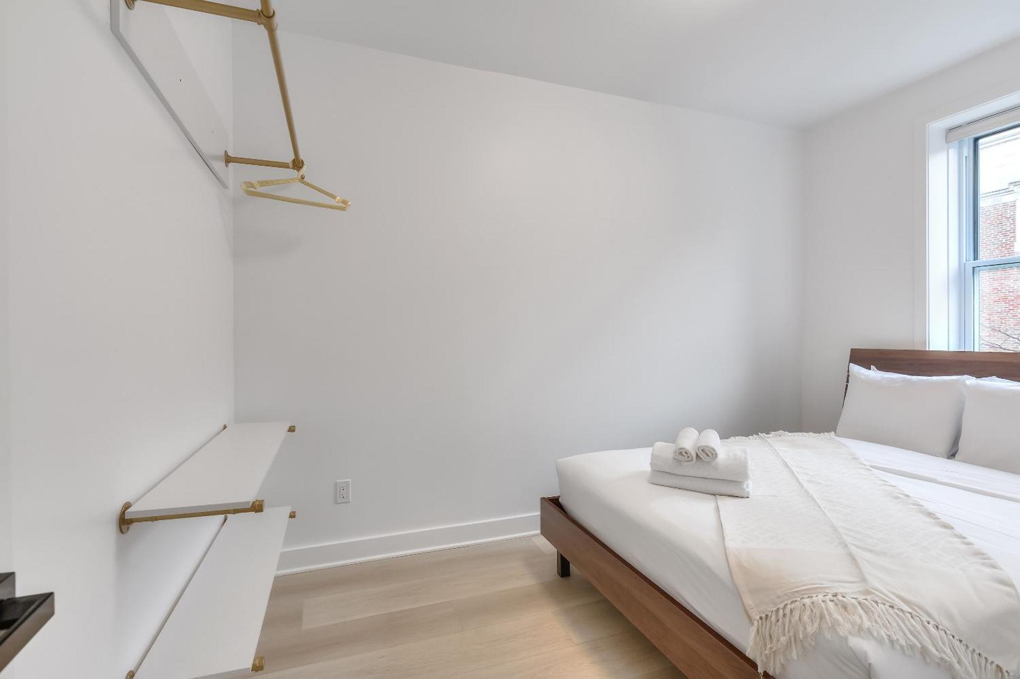 Free Indoor Parking Cozy & Spacious Condo In Heart Of Downtown Монреаль Экстерьер фото
