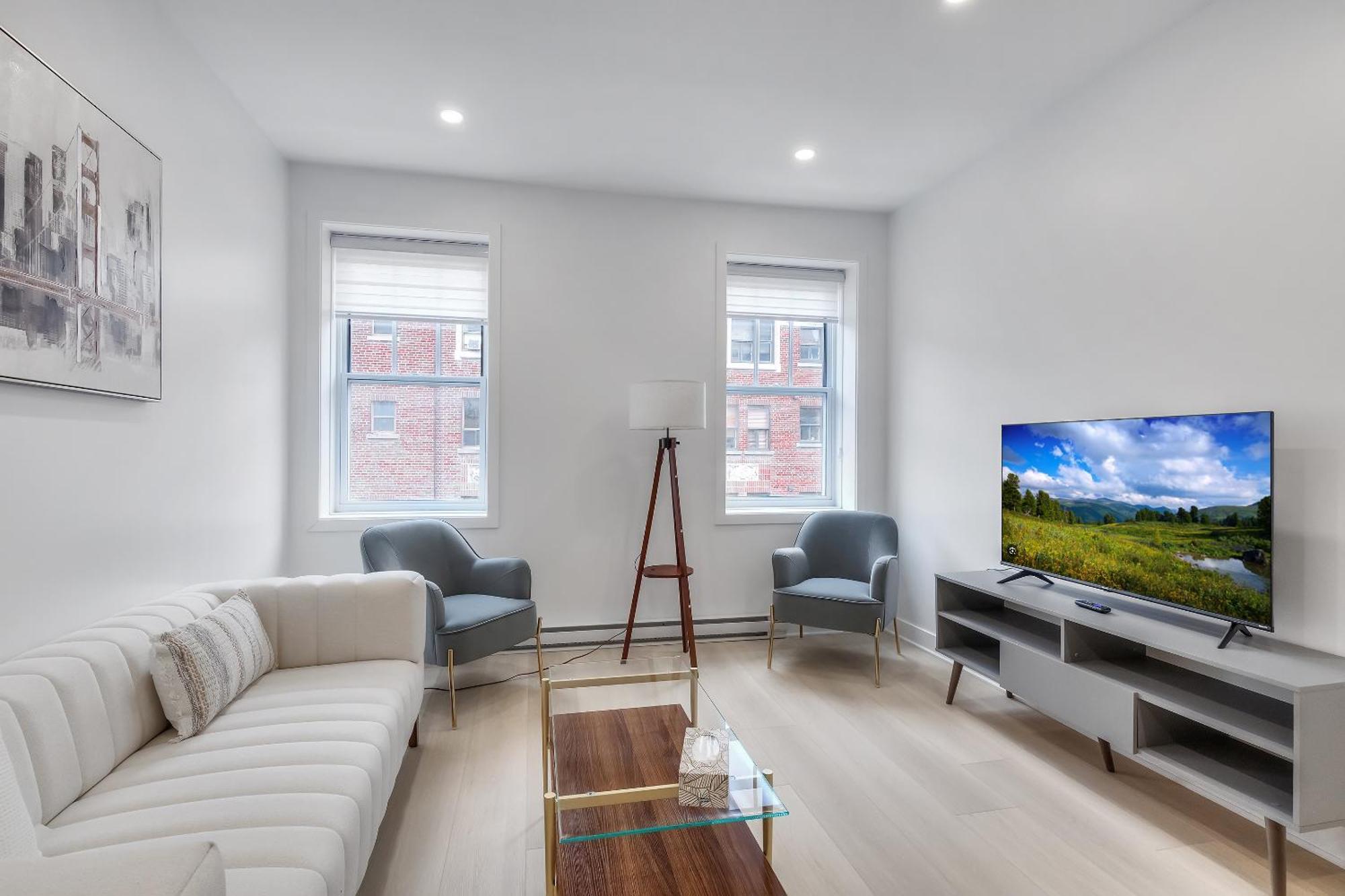 Free Indoor Parking Cozy & Spacious Condo In Heart Of Downtown Монреаль Экстерьер фото